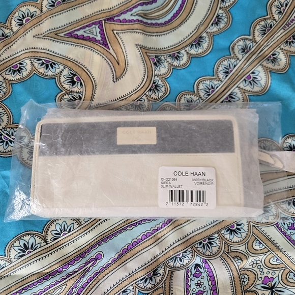 Cole Haan Kiera Slim Leather Wallet Ivory/Black - Picture 2 of 8